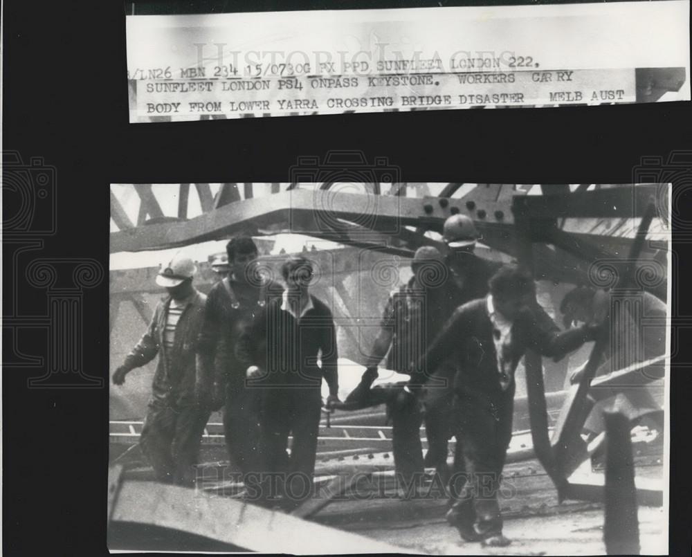Press Photo Workers Carry Body from Lower Yarra Crossing Bridge Disaster - Historic Images