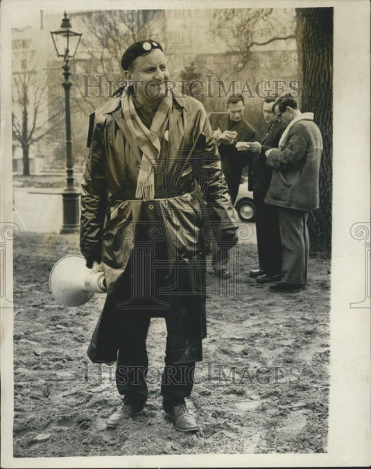 1963 Press Photo Spies For Peace Leader Peter Cadogan Passing Out Pamphlets - Historic Images