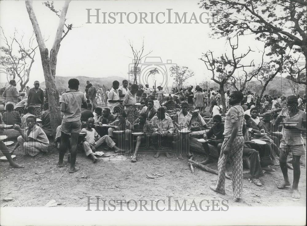 1977 Press Photo Rhodesian Refugee Camp In Mozambique - Historic Images