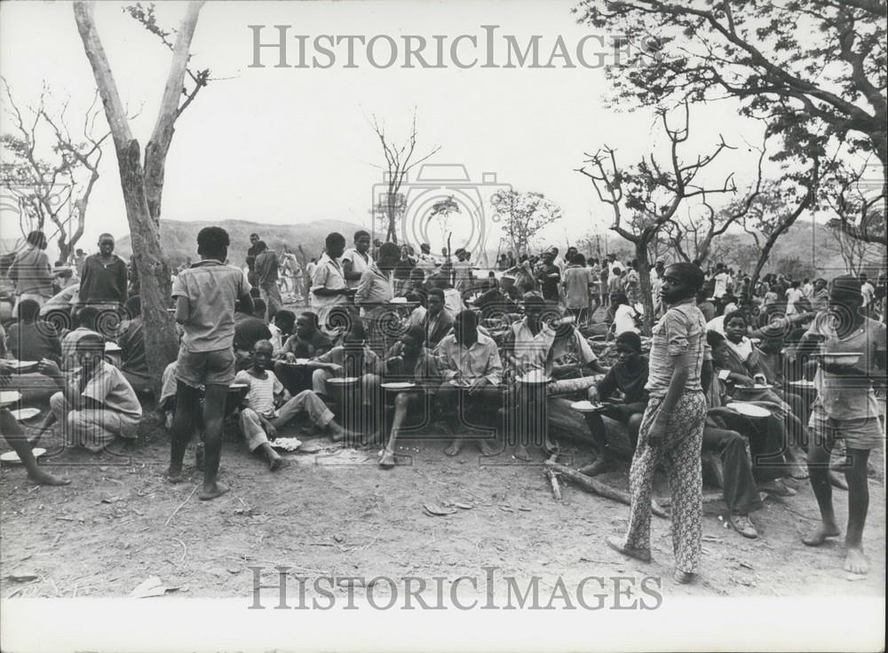 1977 Press Photo Rhodesian Refugee Camp In Mozambique Historic Images 1977-press-photo-rhodesian-refugee-camp-in-mozambique-historic-images