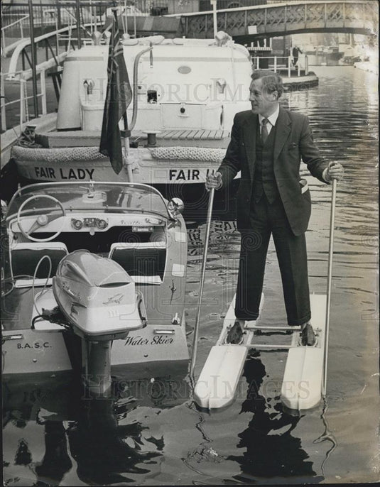 1962 Press Photo Mike Hutton gave a demonstration at the Boat Afloat Show - Historic Images