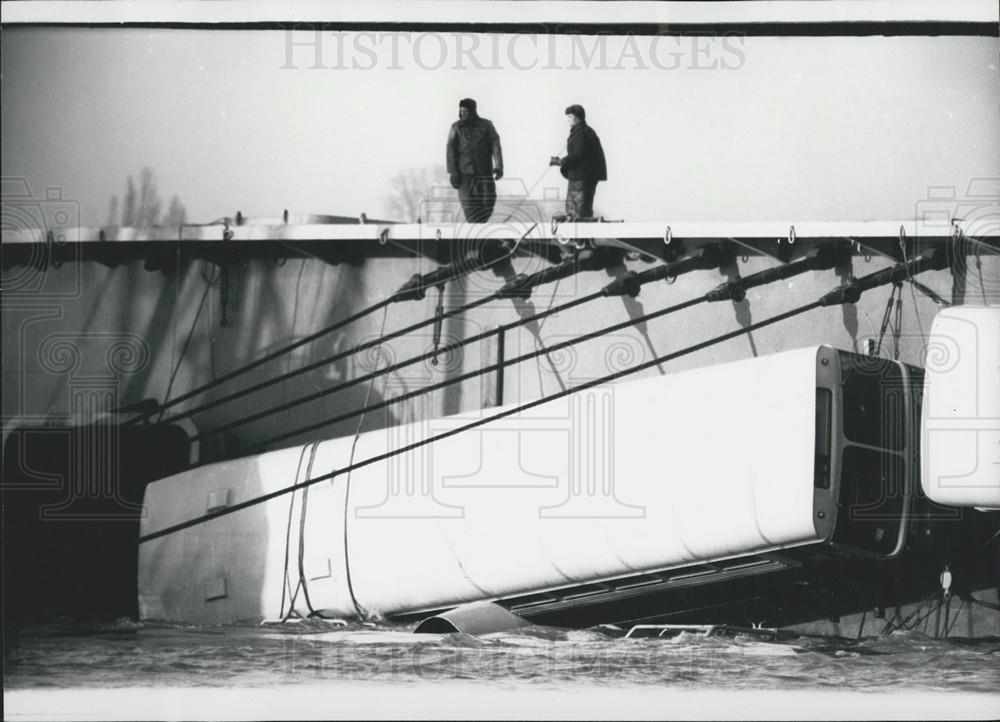 1964 Press Photo Crew Members Stand On Upturned Hull Of Magdeburg Ship - Historic Images