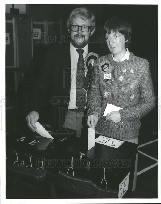 1981 Press Photo Liberal Alliance candidate Bill Pitt & Wife Janet Cast Votes - Historic Images