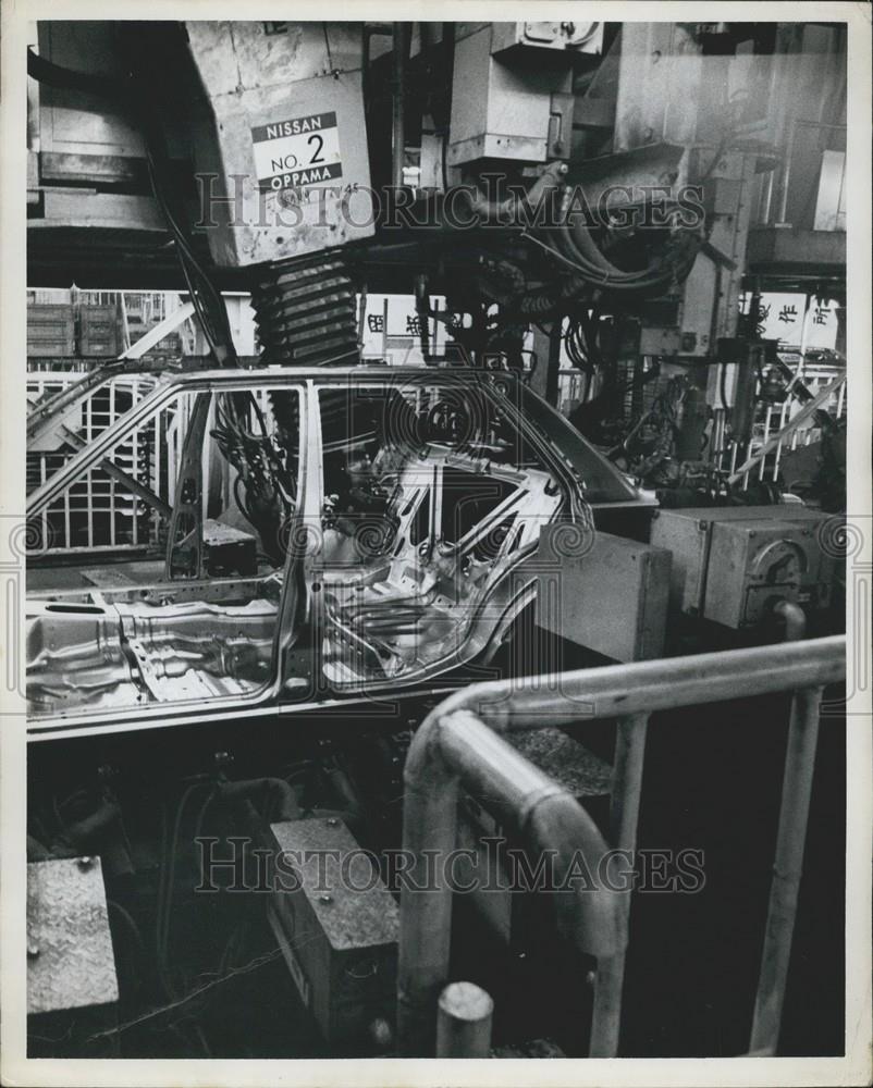 1982 Press Photo Nissan Oppama Plant Japan Welding Robot - Historic Images