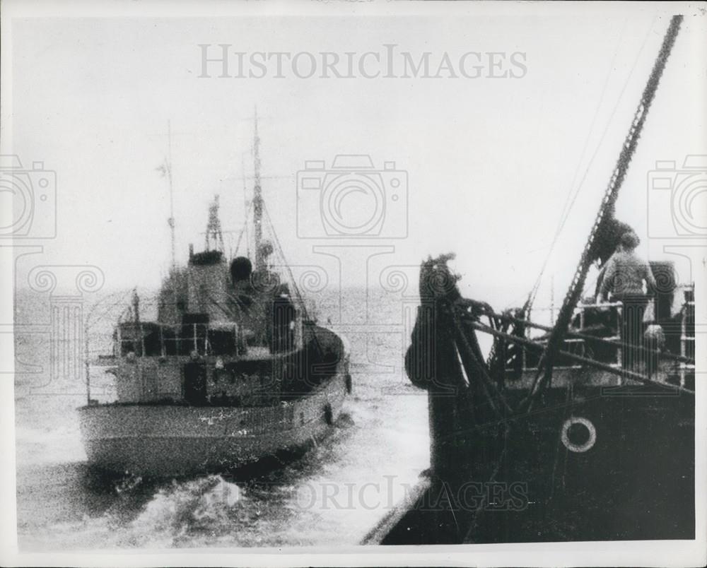 1958 Press Photo British Fishermen Off Coast Of Iceland - Historic Images