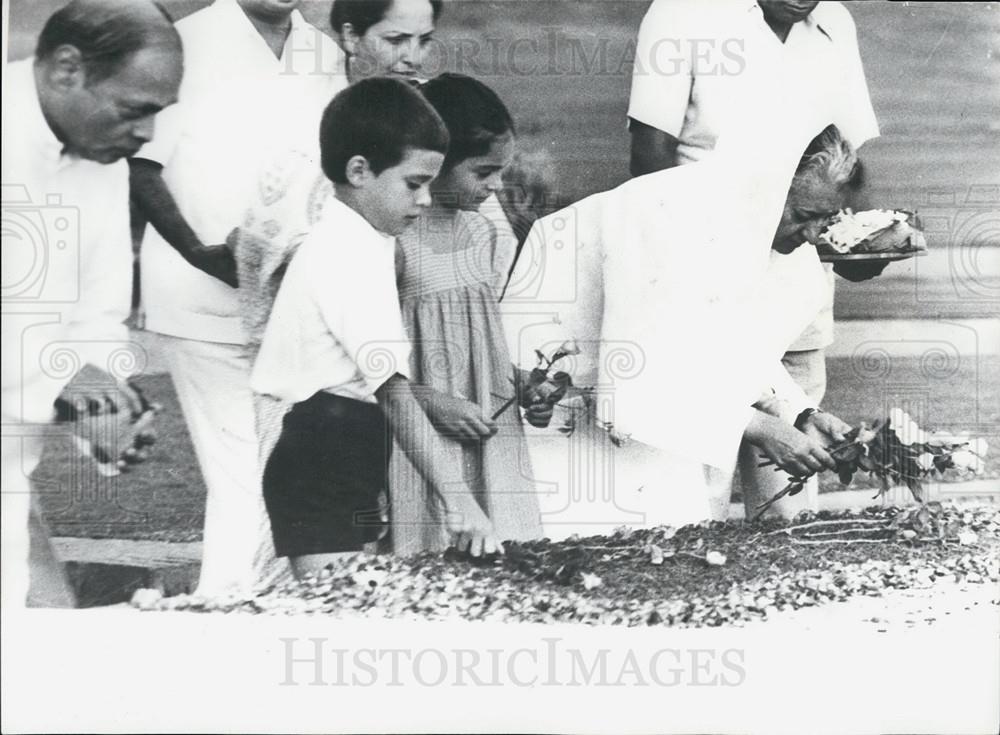 1980 Press Photo Mrs. Indira Gandhi pays homage to her father - Historic Images