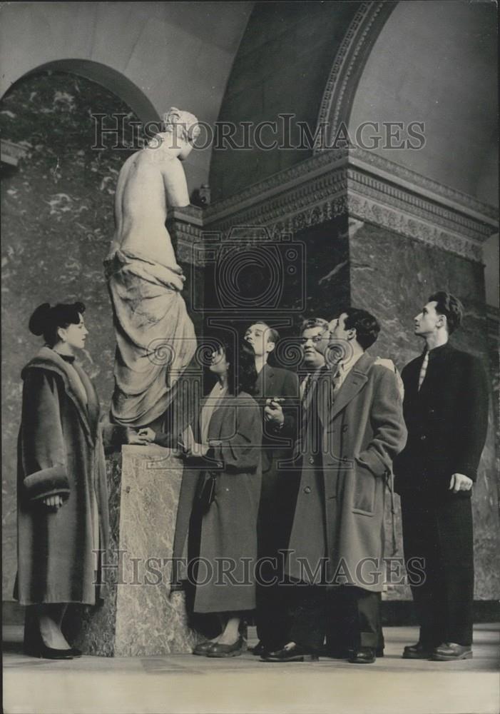 1959 Press Photo Ukrainian Dancers Visit Louvre at Loubre Museum - Historic Images