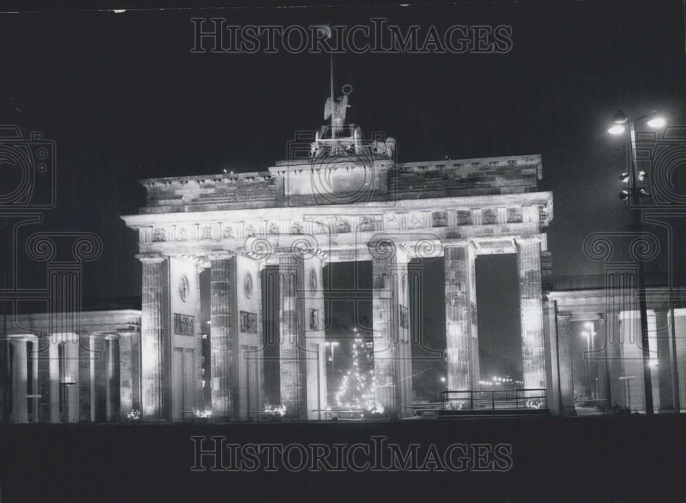 1965 Press Photo Christmas Lights At Brandenburg Gate In Berlin Germany - Historic Images