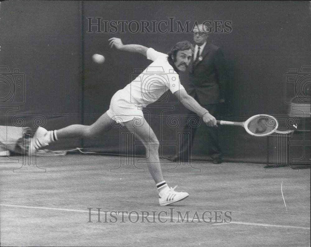 1974 Press Photo J. Newcombe Australia Wimbledon Tennis Match G. Goven - Historic Images