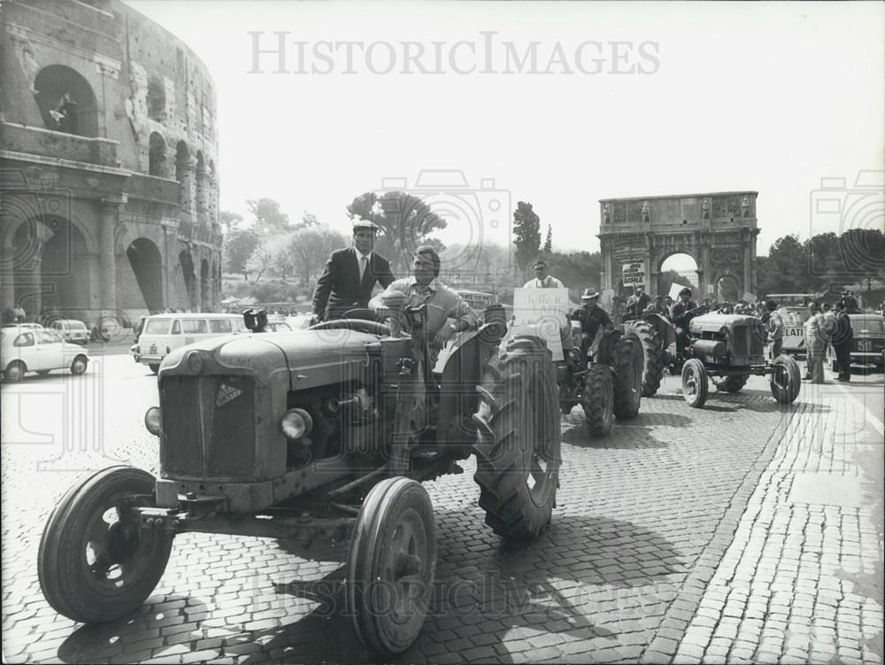 Press Photo Farmers Demonstration, Tractor Parade - Historic Images