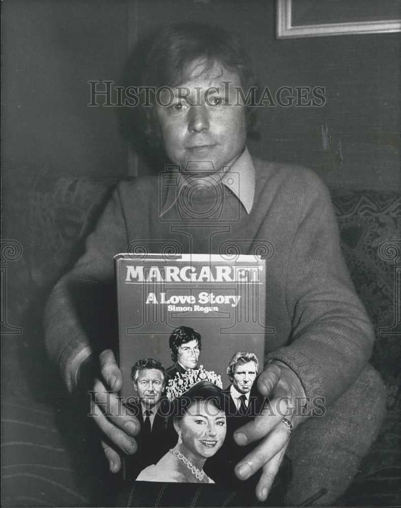 1977 Press Photo Author Simon Regan &quot;Margaret: A Love Story&quot; - Historic Images