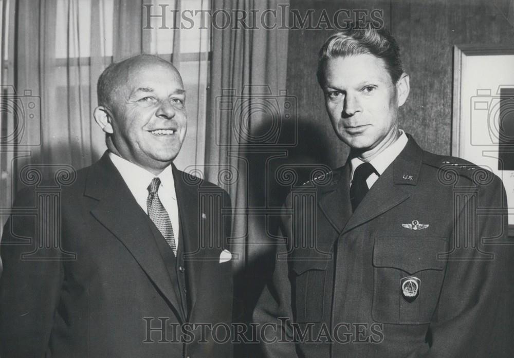 1957 Press Photo Dutch Defence Minister Visits Shape - Historic Images