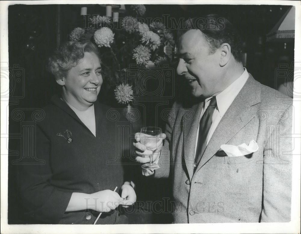 1954 Press Photo Actor Brian Donlevy Chats With Lois Williams - Historic Images