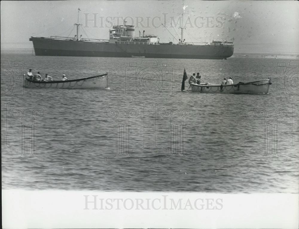 1967 Press Photo A Polish Doctor Is Towed To Attend A Man In A British Ship - Historic Images