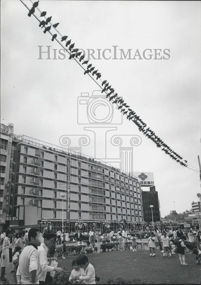 1976 Press Photo Lined-up for popcorns Tokyo children - Historic Images