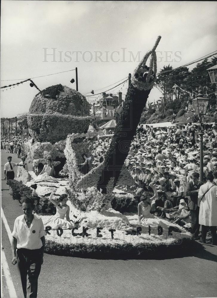 1958 Press Photo Annual Jersey Battle of Flowers today. - Historic Images