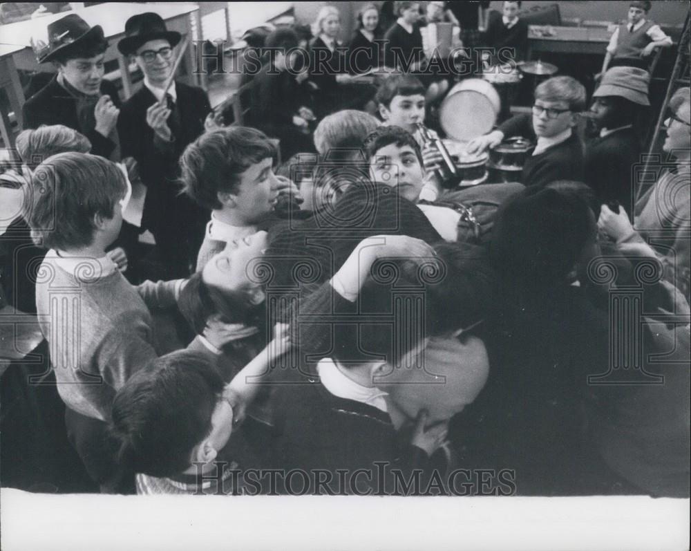 Press Photo Students Perform Brawl Markfield School Drama Class - Historic Images