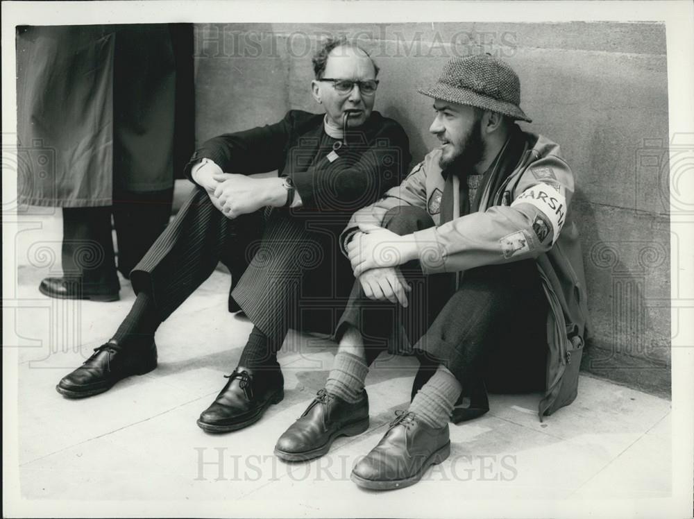 1958 Press Photo Getting ready for the Nuclear Disarmament Mass Lobby at House - Historic Images