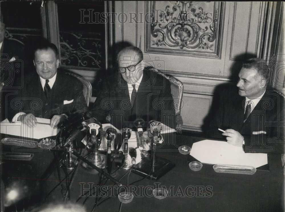 1957 Press Photo French Premier Gay Mollet Announces Government Deciosions - Historic Images