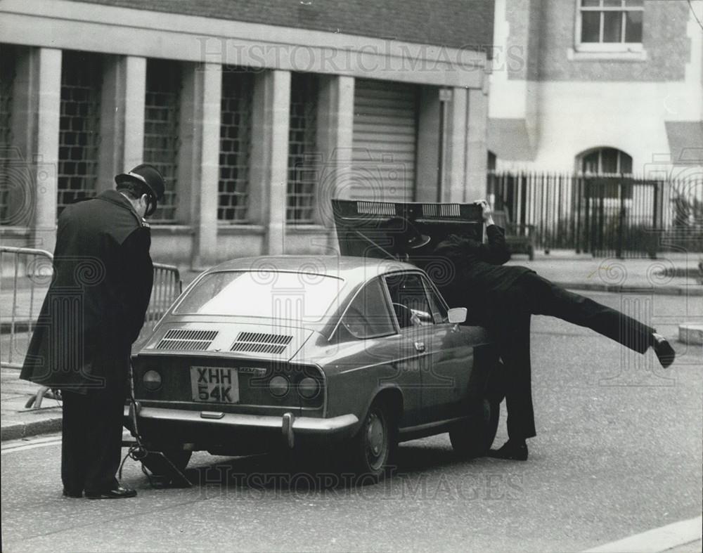1977 Press Photo Extra Security Measures at Balcombne Street Siege Trial - Historic Images