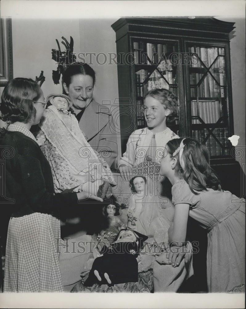 Press Photo De Clifford & Her Family Of Dolls - Historic Images