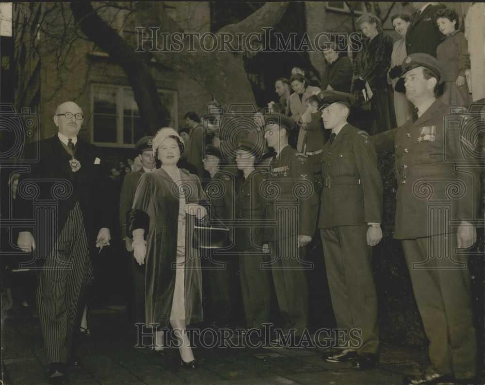 Press Photo Queen mother arrives at the Priory Church of St. Bartholomew - Historic Images