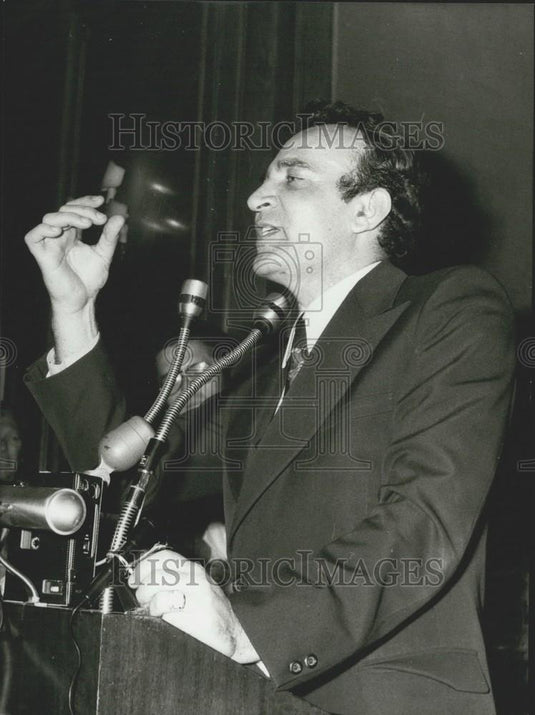 Press Photo Kosisl Water Cures Cancer According To Lawyer George Kamateros - Historic Images