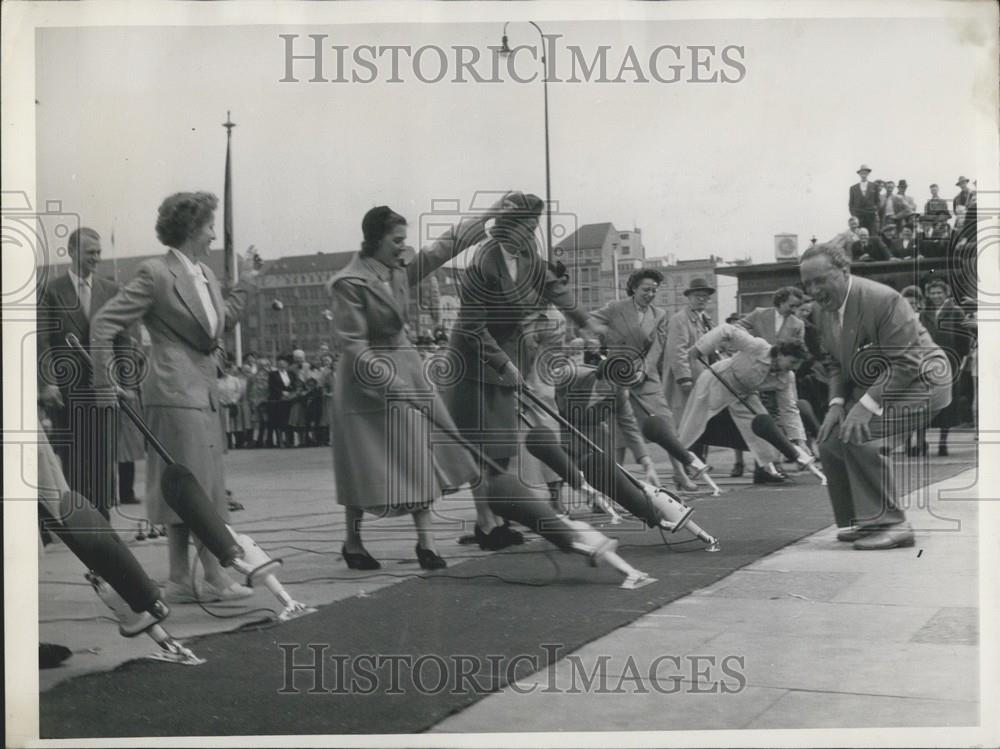 1953 Press Photo Vacuum cleaning contest between men and housewives in Hamburg - Historic Images