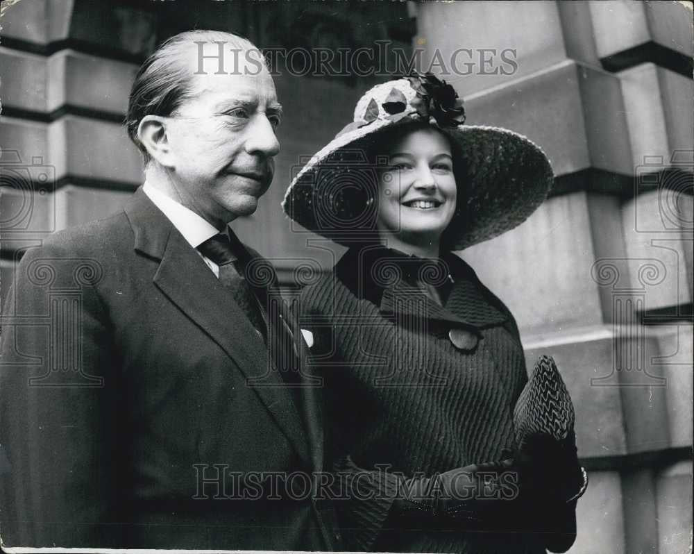 1962 Press Photo Millionaire Paul Getty &amp; Legal Adviser Robina Lund - Historic Images