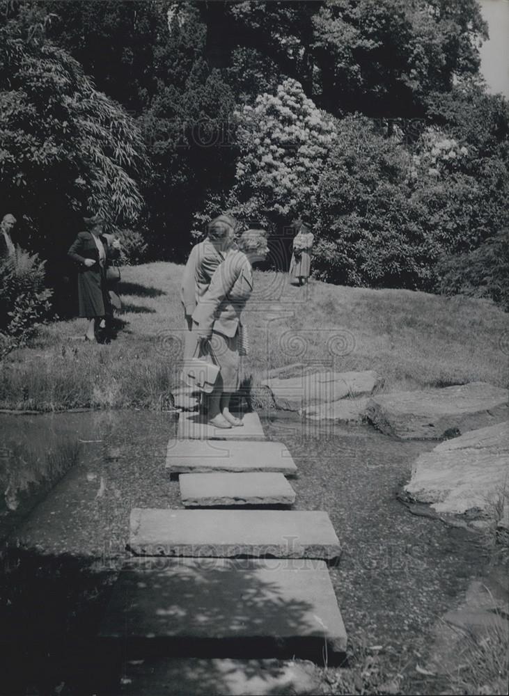 Press Photo Visitors Walking On Stepping Stones Chartwell Manor Fish Pond - Historic Images
