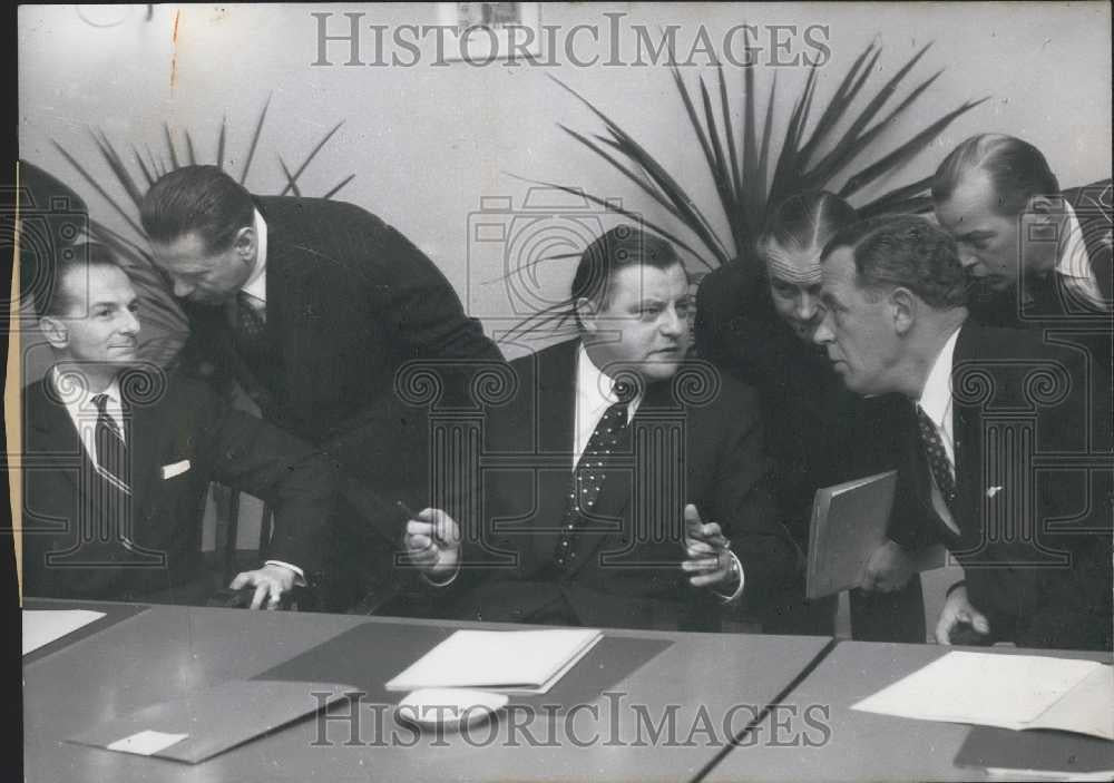 1960 Press Photo Ministers of Defense of Belgium, Netherlands,&amp; Federal Republic - Historic Images