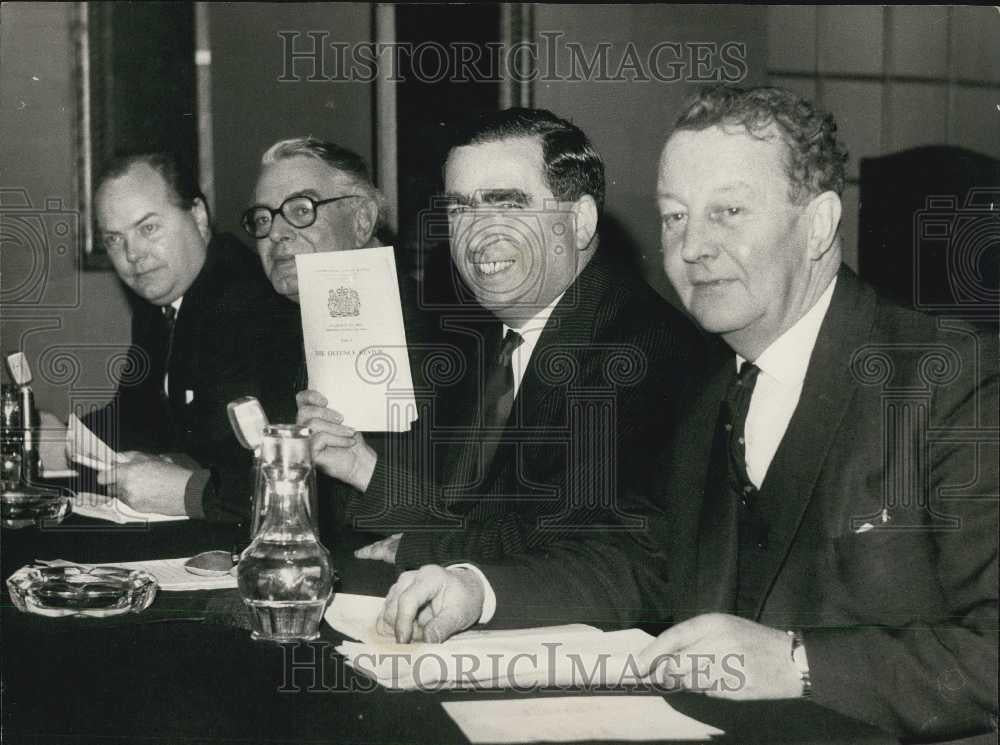 1966 Press Photo Dennis Healy defense Minister Hold Press Conference - Historic Images