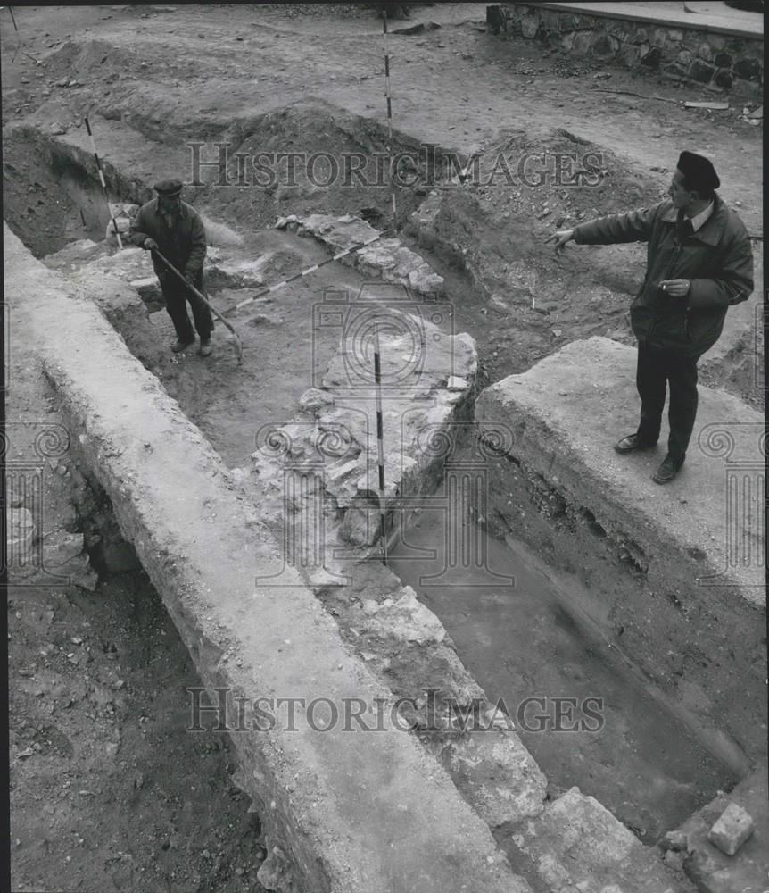 1972 Press Photo Archeologists Excavating Believed Tomb Of Grand Duke Geza - Historic Images