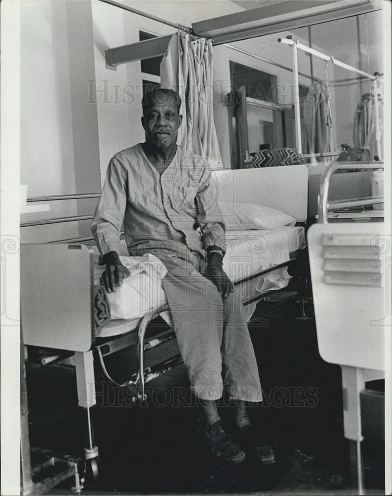 Press Photo Ne York City Black Out, James Stevenson, Goldwater Memorial Hospital - Historic Images