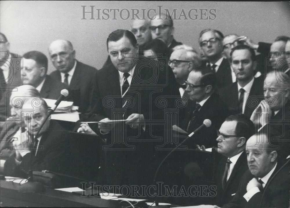 1962 Press Photo Minister Strauss Answers In The Federal Diet - Historic Images