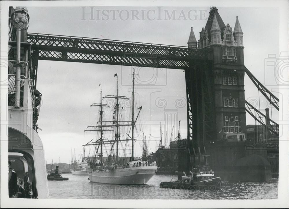 1957 Press Photo American training barque &quot;Eagle&quot; arrives in the Thames - Historic Images