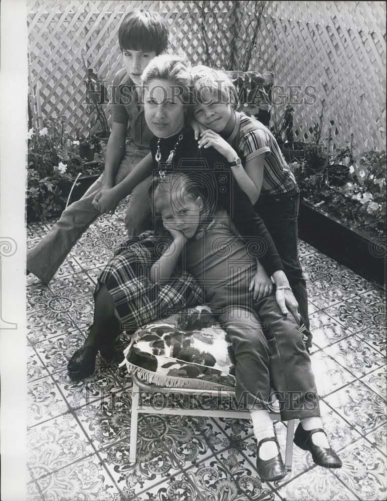 1973 Press Photo Chilean Ambas. family Raquel Bunser and children - Historic Images