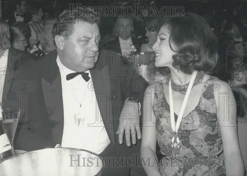 1969 Press Photo German Minister of Defense Franz Strauss Talking to Actress - Historic Images