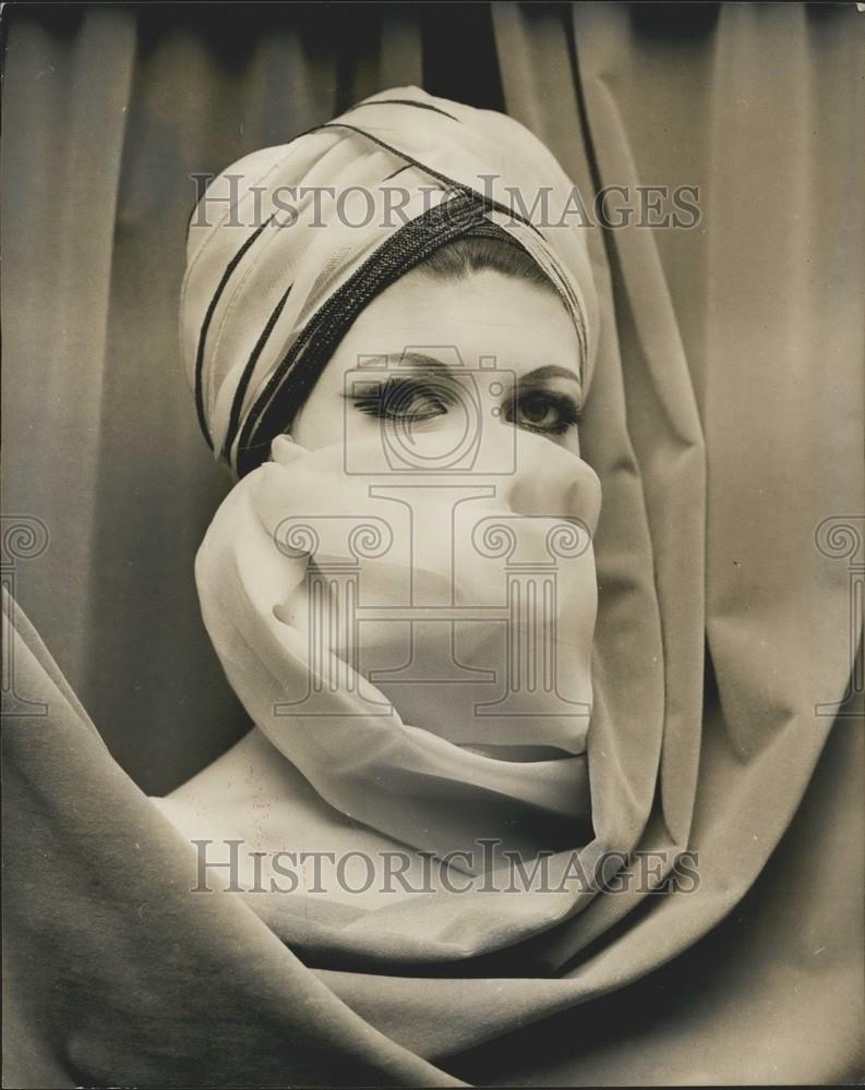 1965 Press Photo New Season Hat Styles-By Gina Davies In Turban - Historic Images