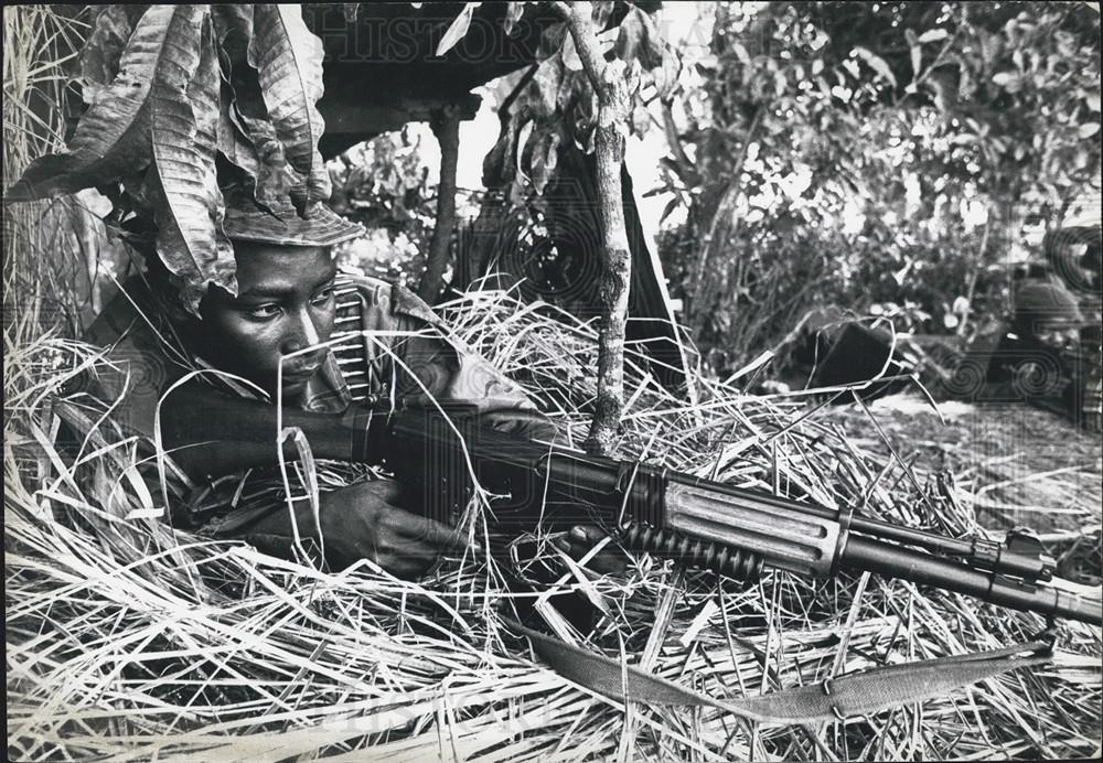 1977 Press Photo Zarie Soldier in a Dug-Out Trench on the Front Line - Historic Images