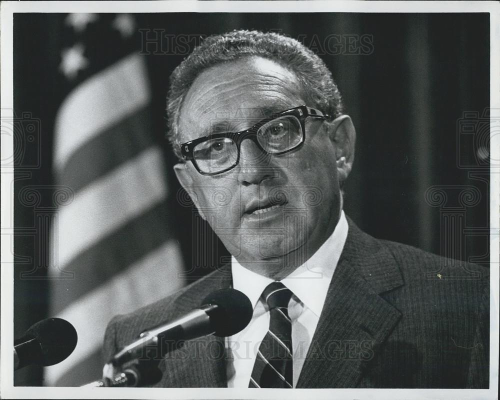 Press Photo Henry Kissinger Giving News Conference Gobo Hall Detroit - Historic Images