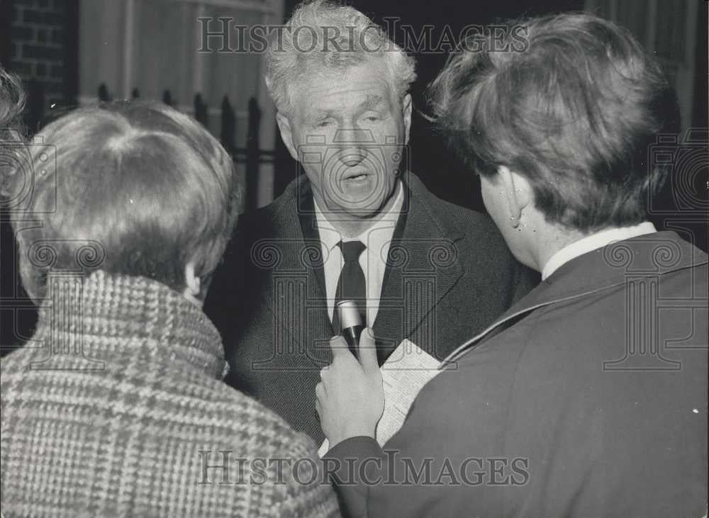 1970 Press Photo Lord Hunt talks to reporters after calling on the Prime Ministe - Historic Images