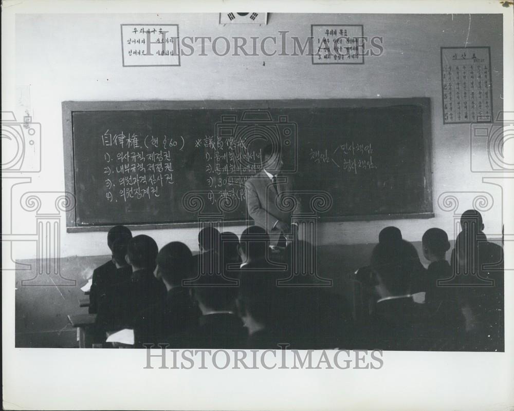 Press Photo Boys in a classroom - Historic Images