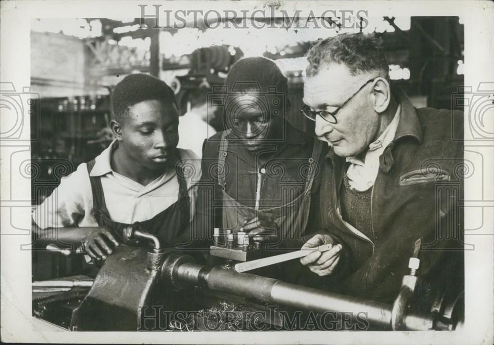 Press Photo European Technician Teaching Native Workmen Katanga - Historic Images