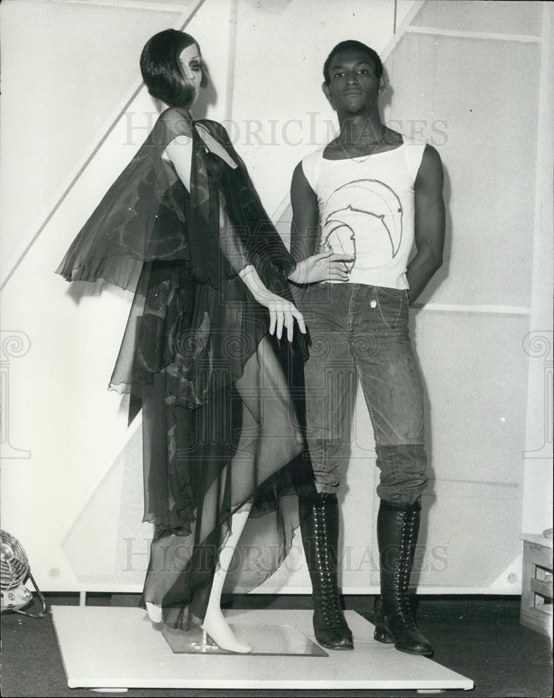 1974 Press Photo  Fashion and Textile Exhibition - Historic Images