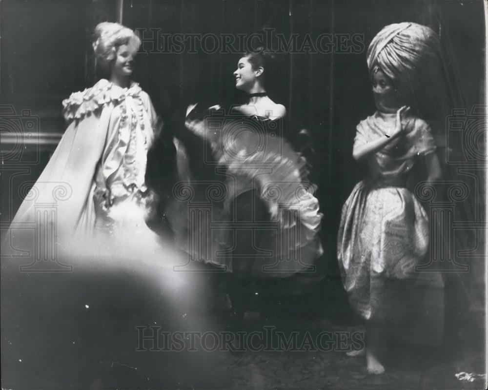 Press Photo Charlie Chaplin's Daughter Geraldine In Ballet Prologue - Historic Images