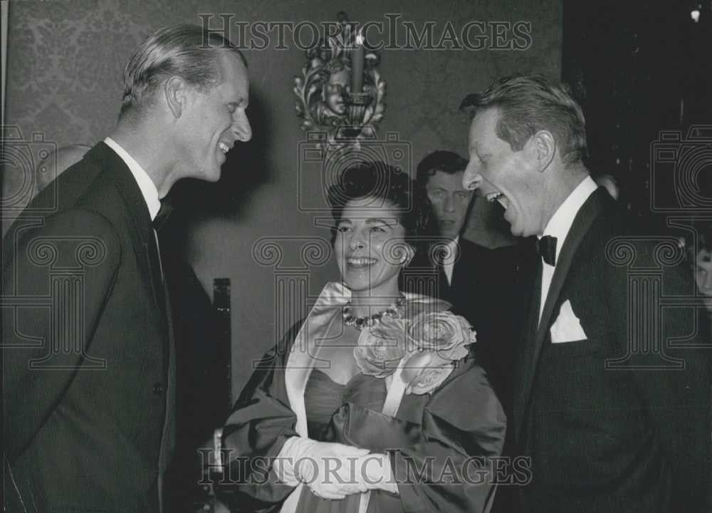 1959 Press Photo Duke Edinburgh met comedian Danny Kaye his wife, Sylvia Fine, - Historic Images