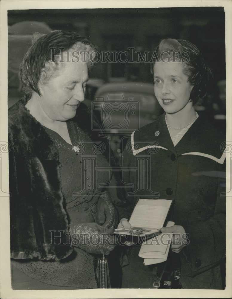 1957 Press Photo The &quot;Angel of Mercy&quot; Receive the OBS..She Helped Many Displayed - Historic Images