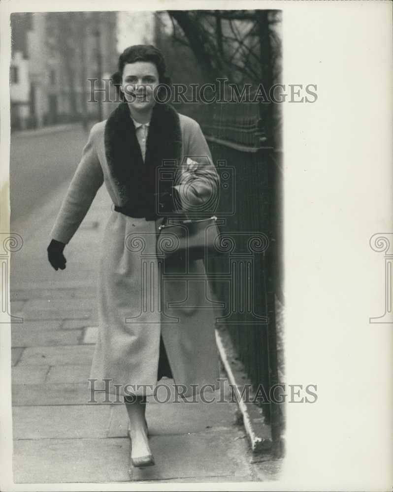 1957 Press Photo Mrs. Eileen Parker -Wife of Lieut. Parker Goes Shopping - Historic Images