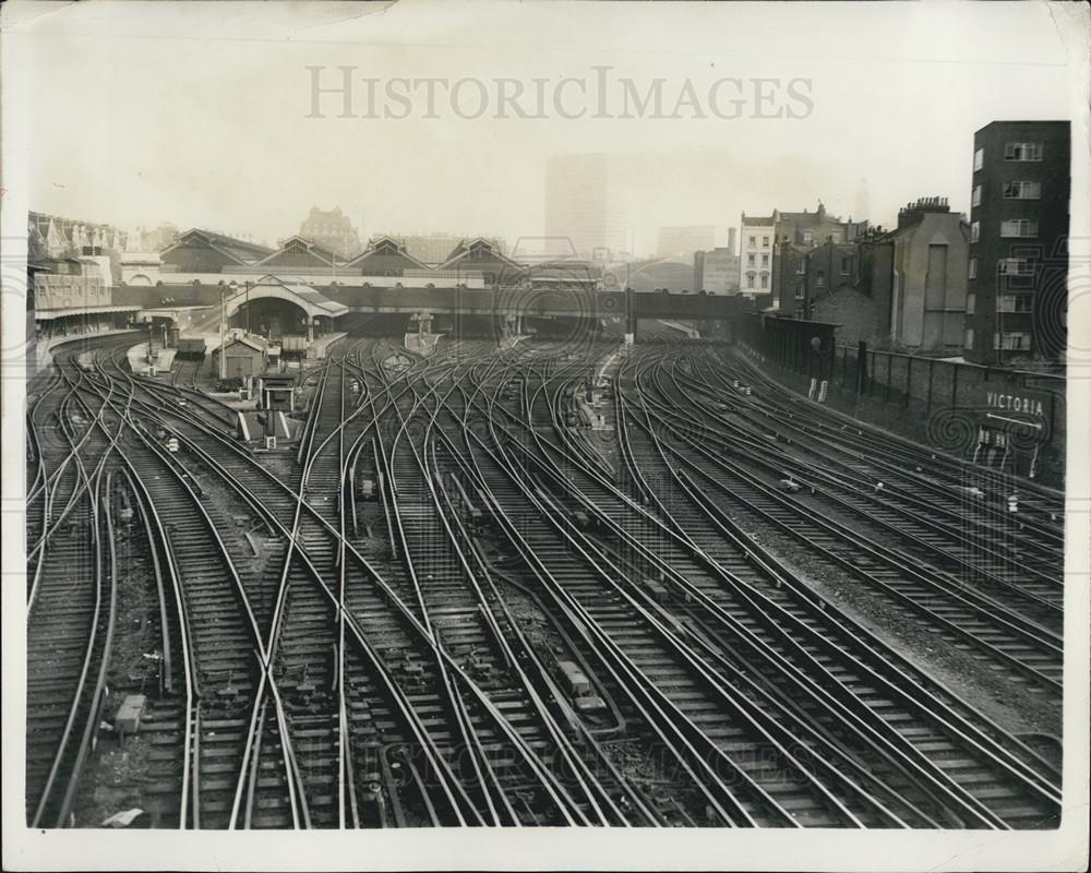 1962 Press Photo Rail Strike Deserted Victoria Station - Historic Images